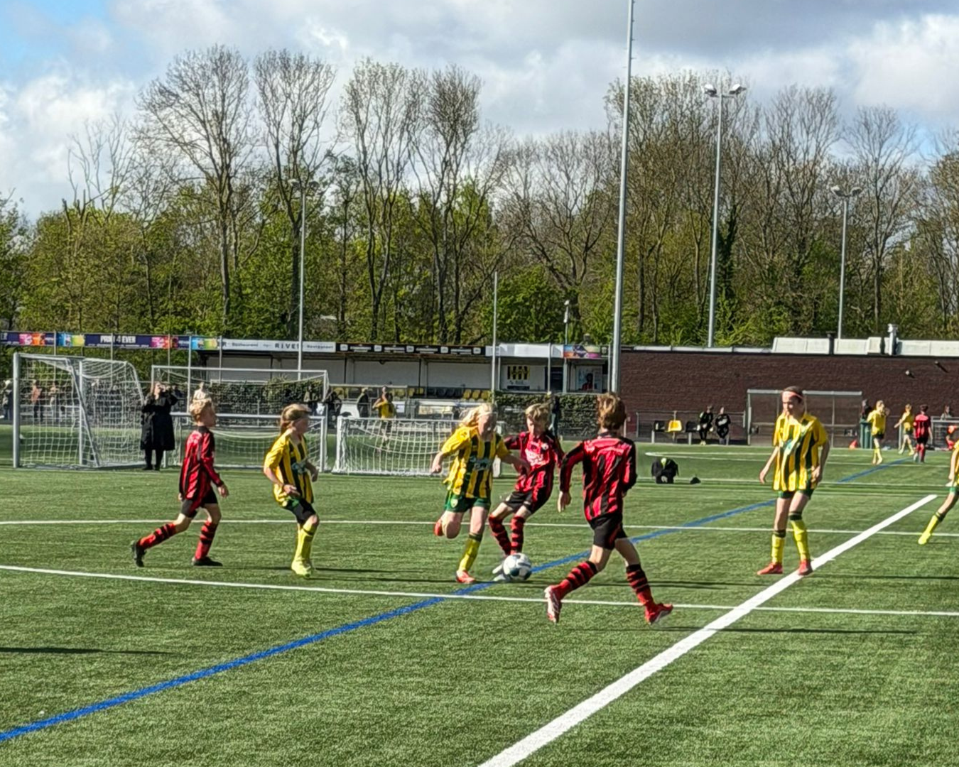 Teylingen JO11/12 tegen ADO meisjes